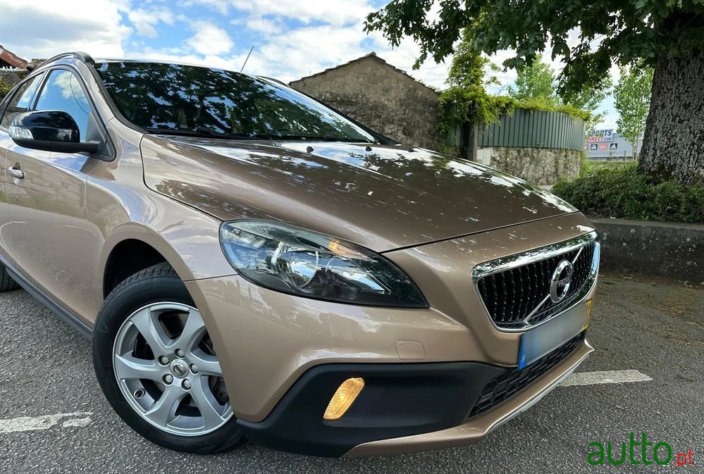2016' Volvo V40 Cross Country photo #2