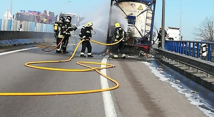 Camião de transporte de produtos perigosos incendeia-se na A29
