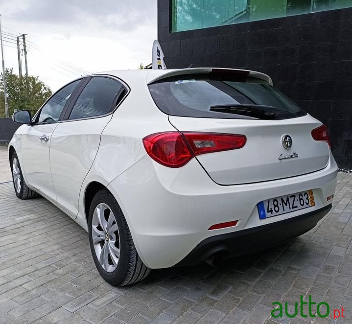 2012' Alfa Romeo Giulietta photo #2