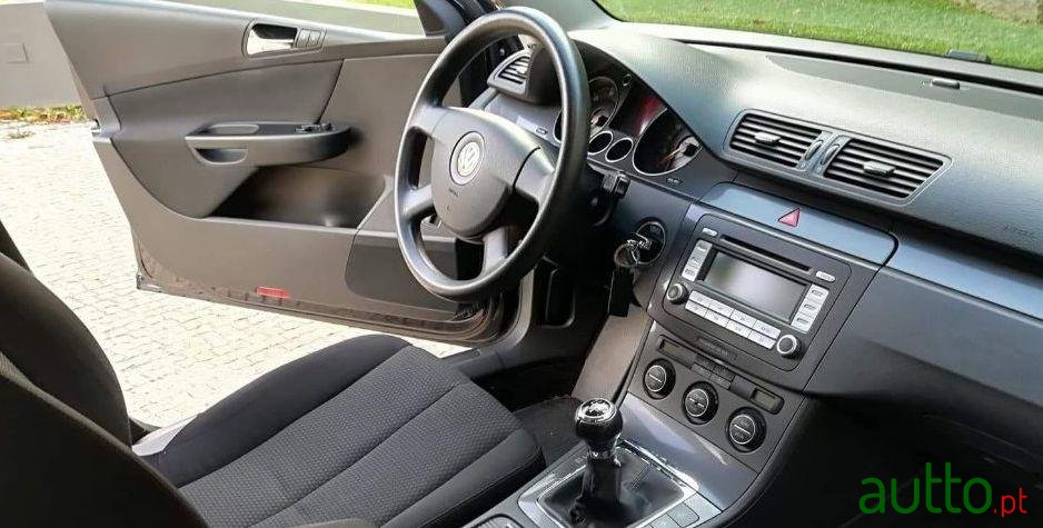 2007' Volkswagen Passat Variant photo #1