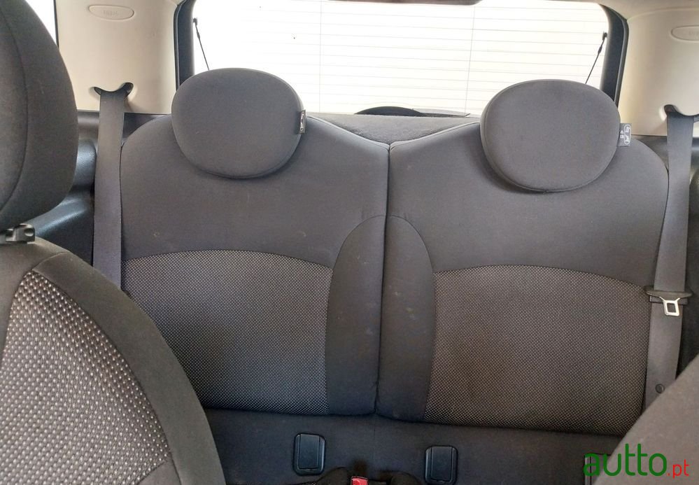 2010' MINI Cooper 3 Portas photo #4