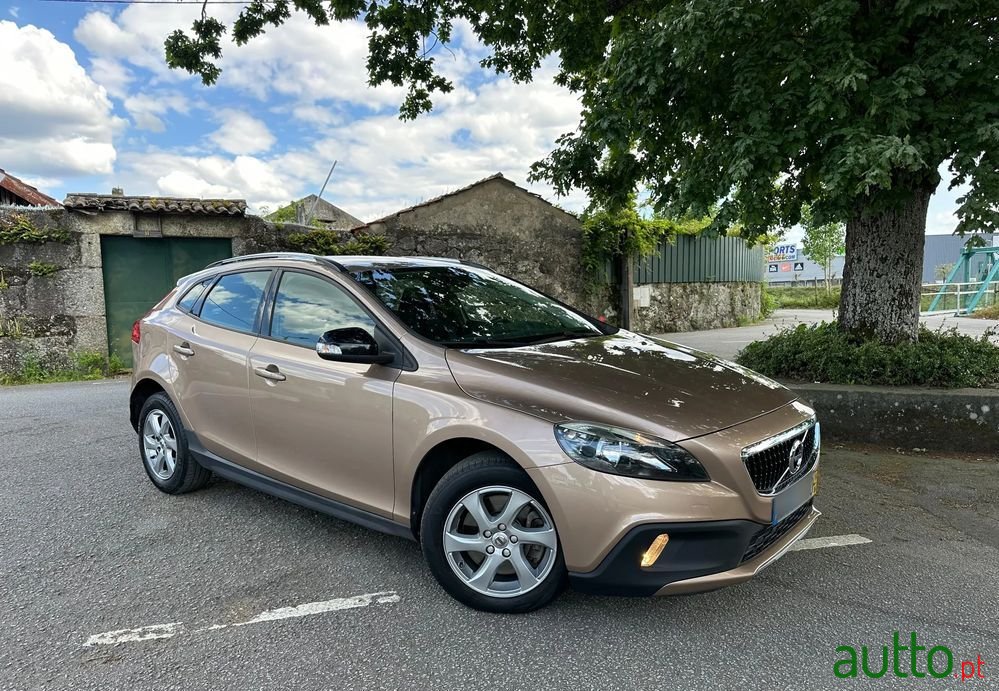 2016' Volvo V40 Cross Country photo #1