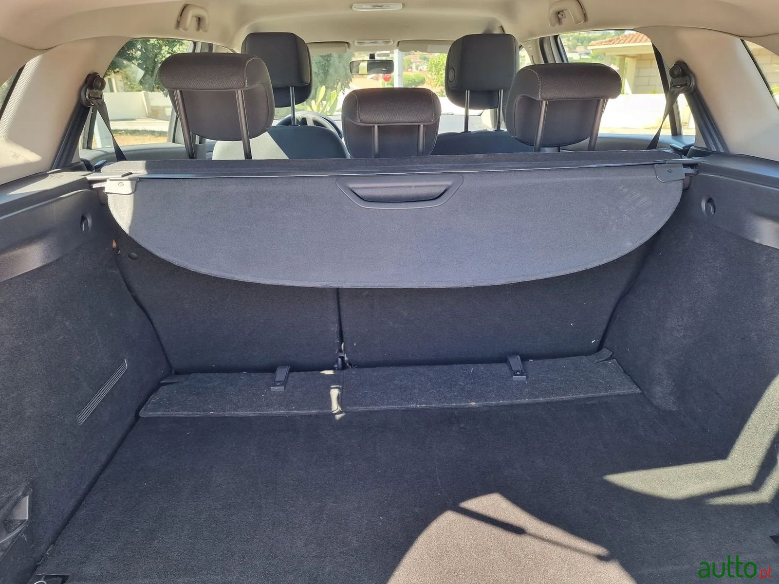 2011' Renault Megane Sport Tourer photo #4