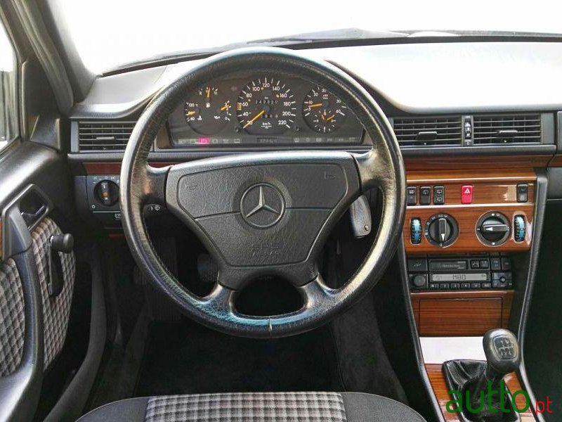 1994' Mercedes-Benz E-250 photo #3