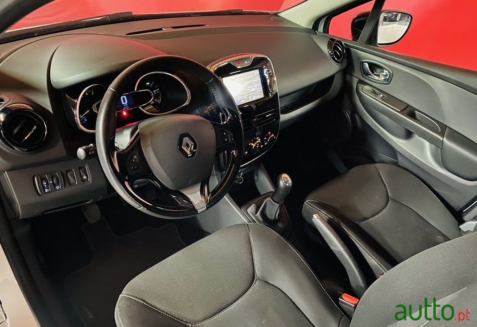 2014' Renault Clio Sport Tourer photo #4