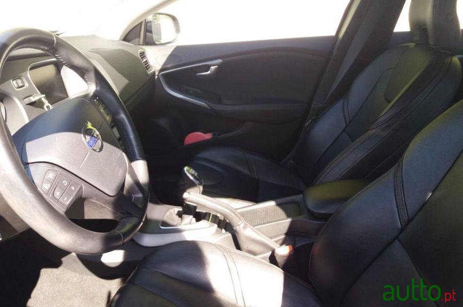 2014' Volvo V40 Cross Country photo #3