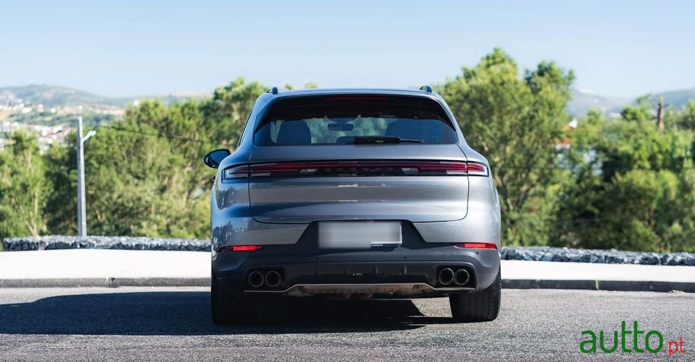 2024' Porsche Cayenne S E-Hybrid photo #5