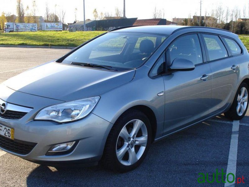 2011' Opel Astra Sports Tourer photo #2