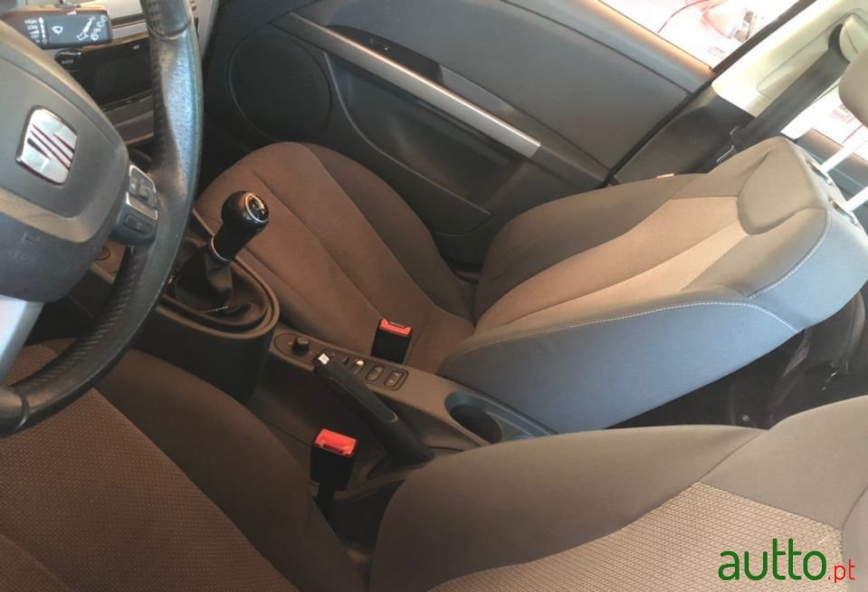 2010' SEAT Leon photo #2