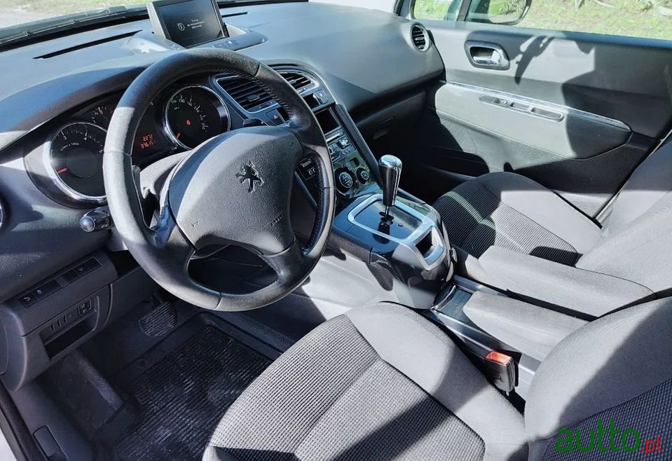 2013' Peugeot 5008 photo #5