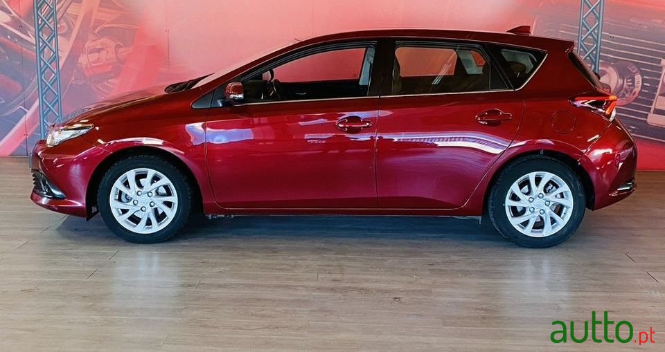 2017' Toyota Auris photo #2