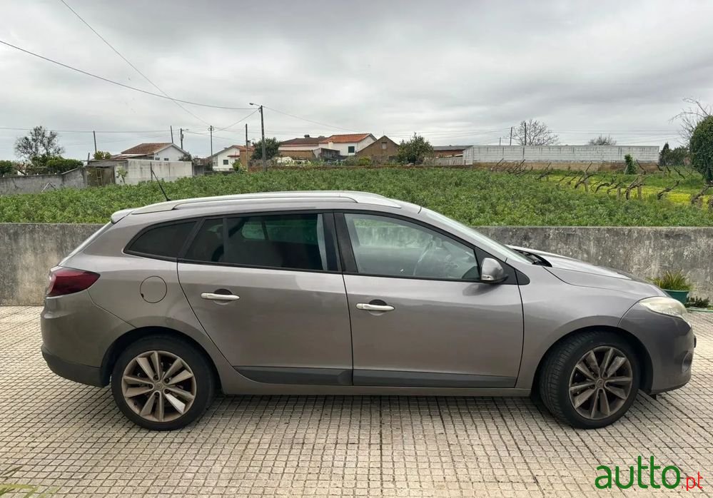 2010' Renault Megane Sport Tourer photo #2