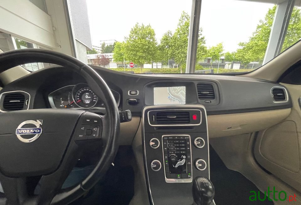 2015' Volvo V60 photo #5