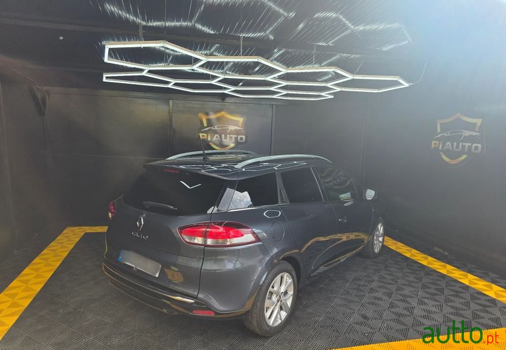 2020' Renault Clio Sport Tourer photo #3