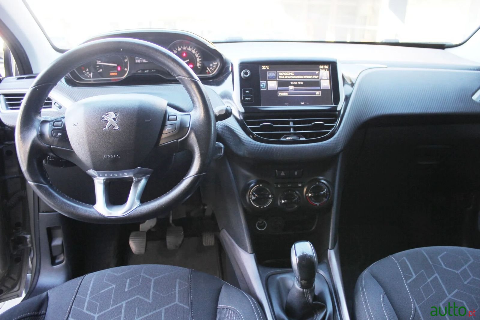 2016' Peugeot 2008 photo #6