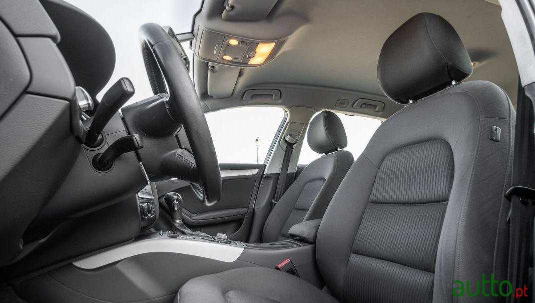 2011' Audi A4 Avant photo #4