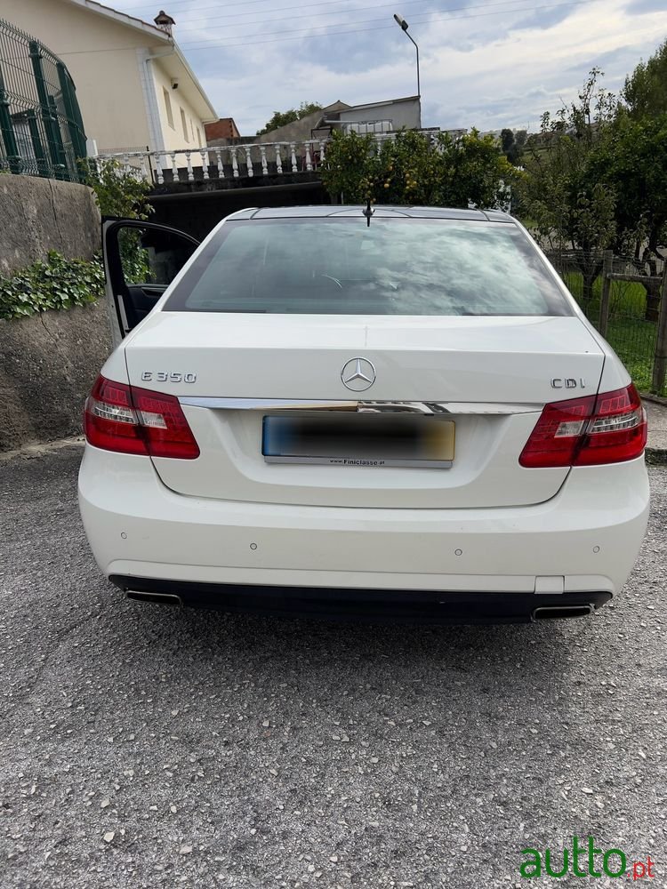 2009' Mercedes-Benz Classe E photo #3