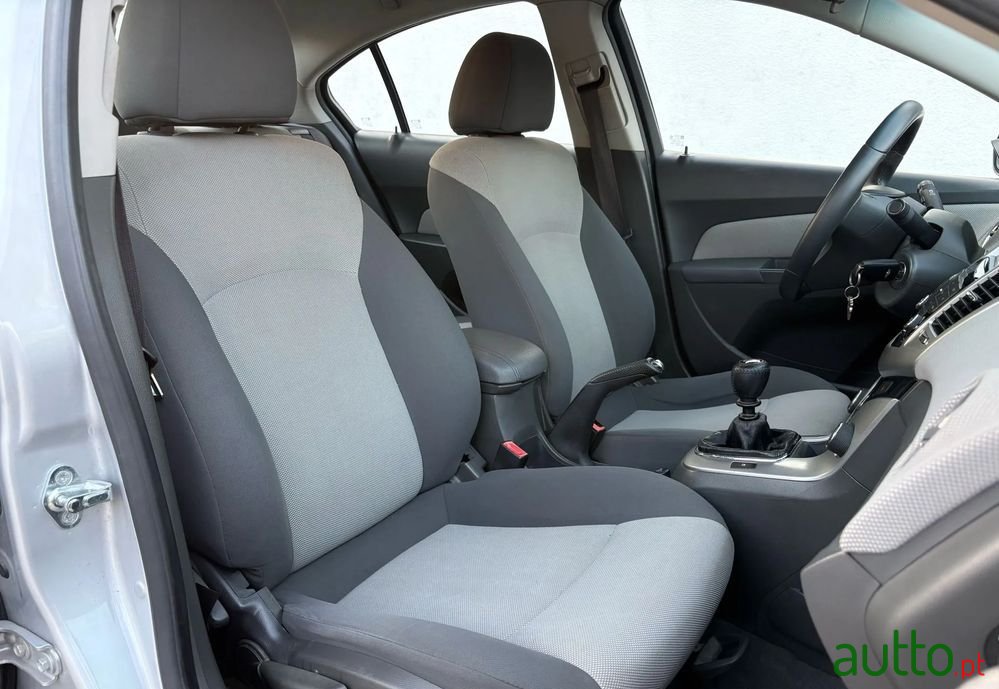 2010' Chevrolet Cruze 1.6 Ls photo #6