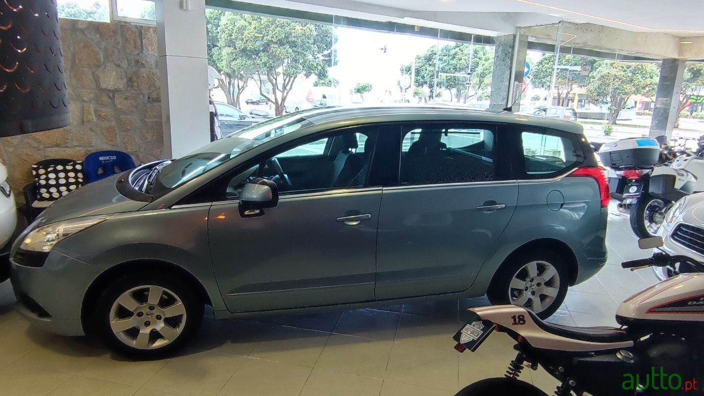 2010' Peugeot 5008 photo #3