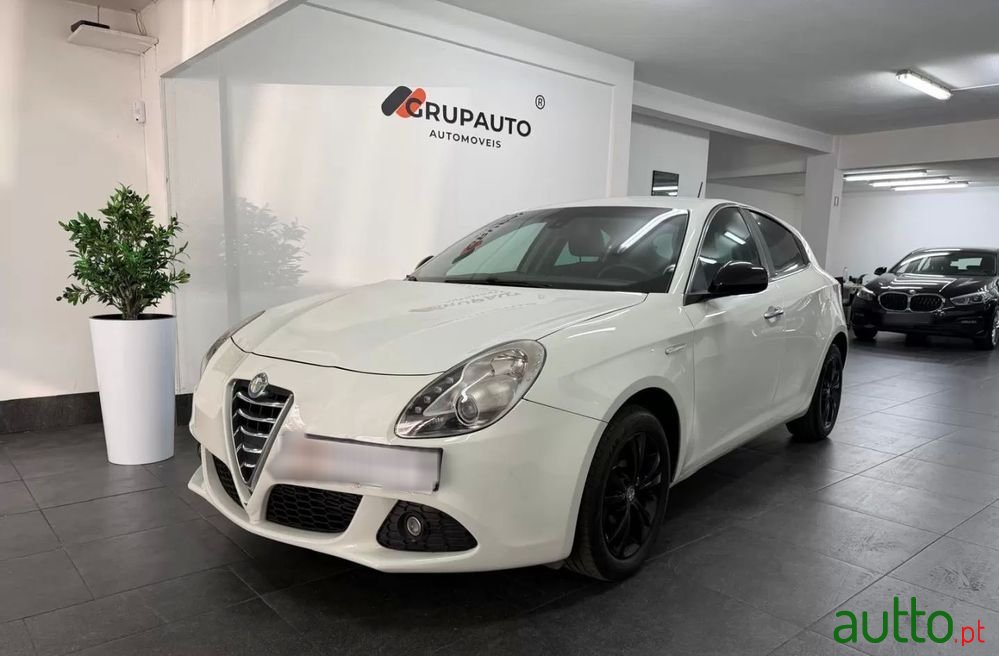 2011' Alfa Romeo Giulietta photo #1