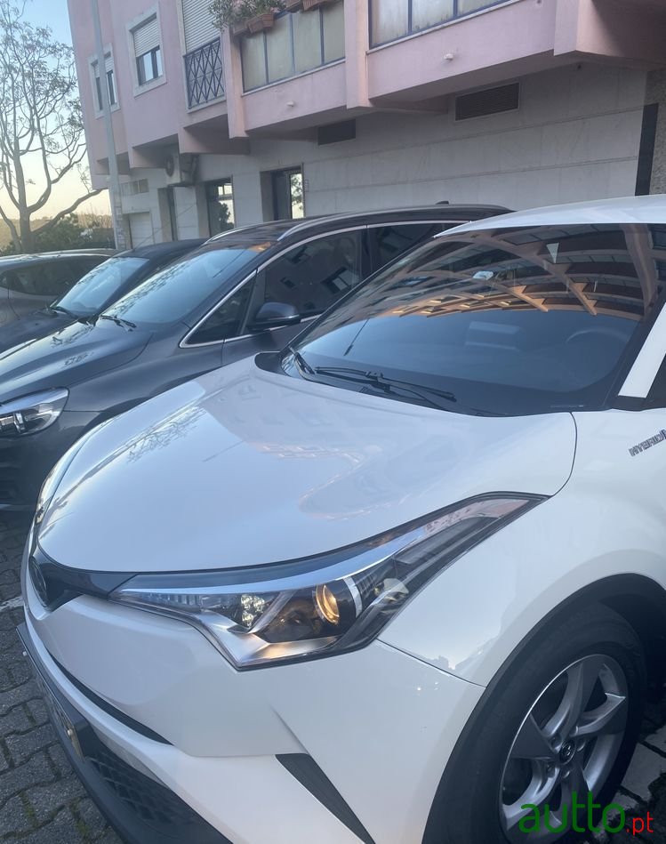 2018' Toyota C-HR 1.8 Hsd Comfort photo #3