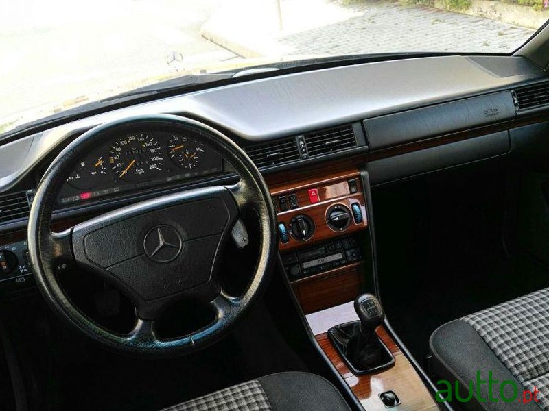 1994' Mercedes-Benz E-250 photo #1