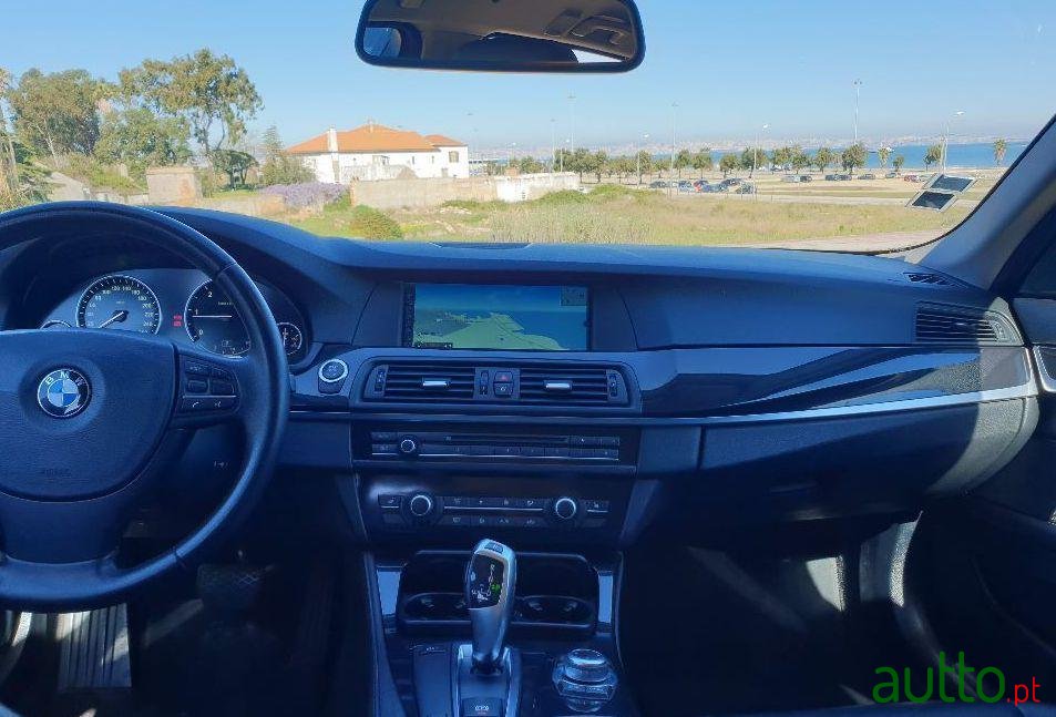 2011' BMW 520 photo #2