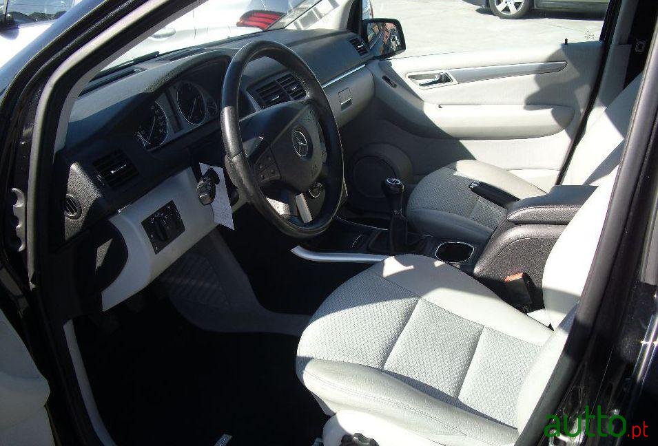 2011' Mercedes-Benz B-180 Executive photo #2