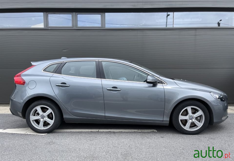 2016' Volvo V40 photo #2