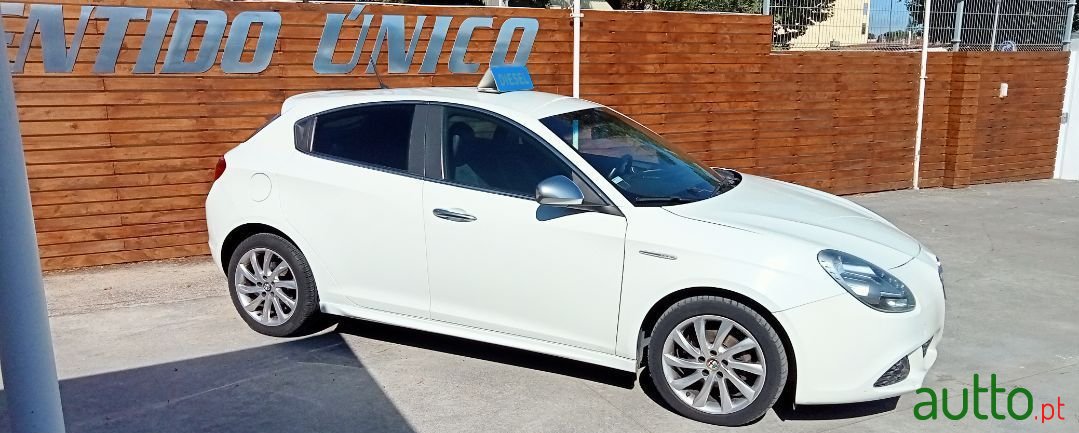 2013' Alfa Romeo Giulietta photo #2