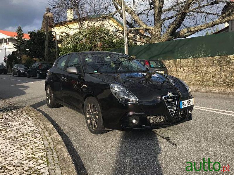 2013' Alfa Romeo Giulietta photo #1