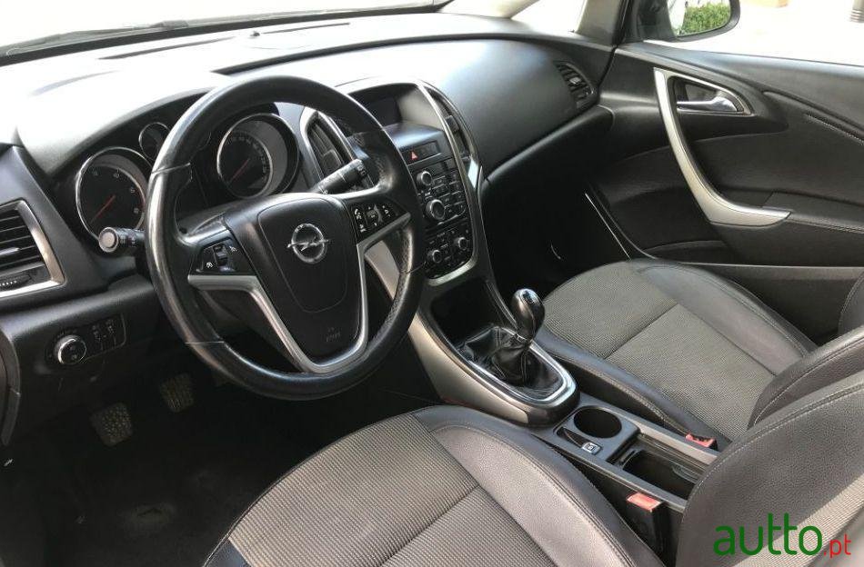 2011' Opel Astra Caravan photo #4