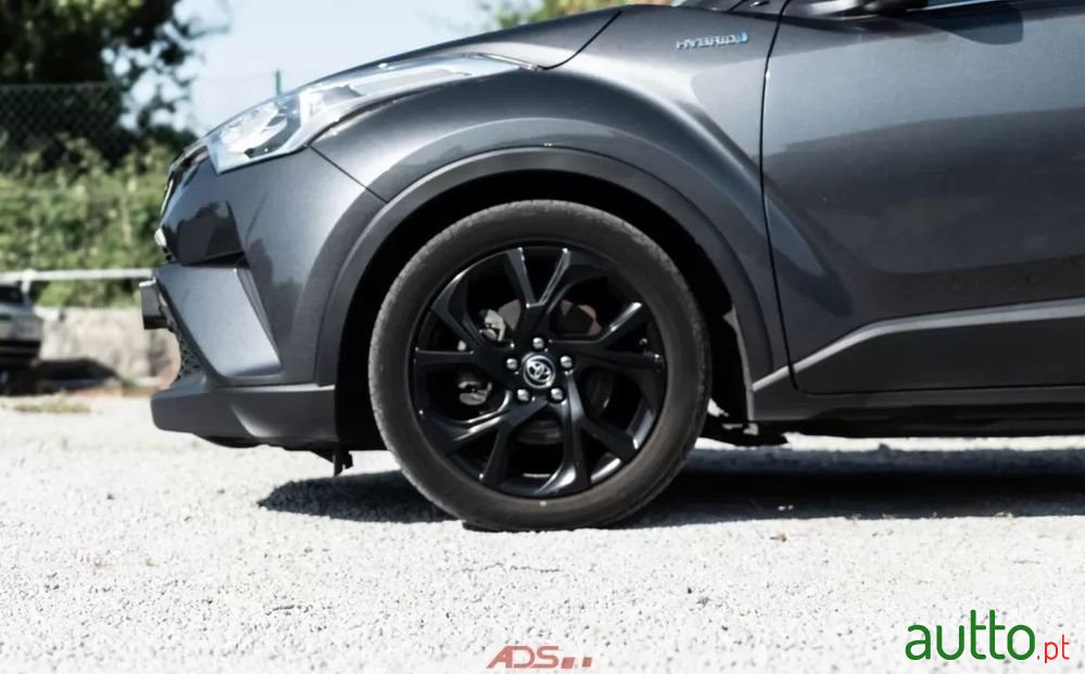 2018' Toyota C-HR 1.8 Hsd Exclusive photo #6