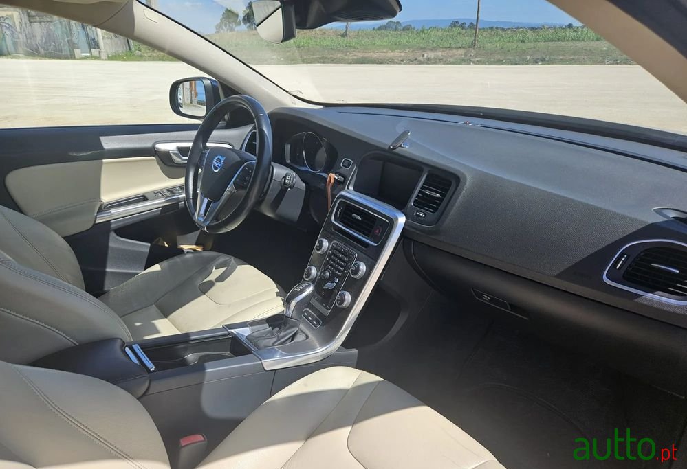 2015' Volvo V60 photo #5