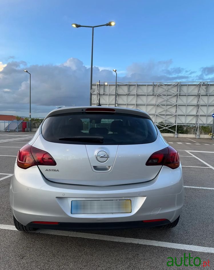 2011' Opel Astra 1.4 Cosmo photo #4