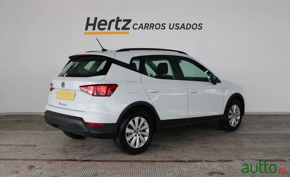 2023' SEAT Arona 1.0 Tsi Style photo #2