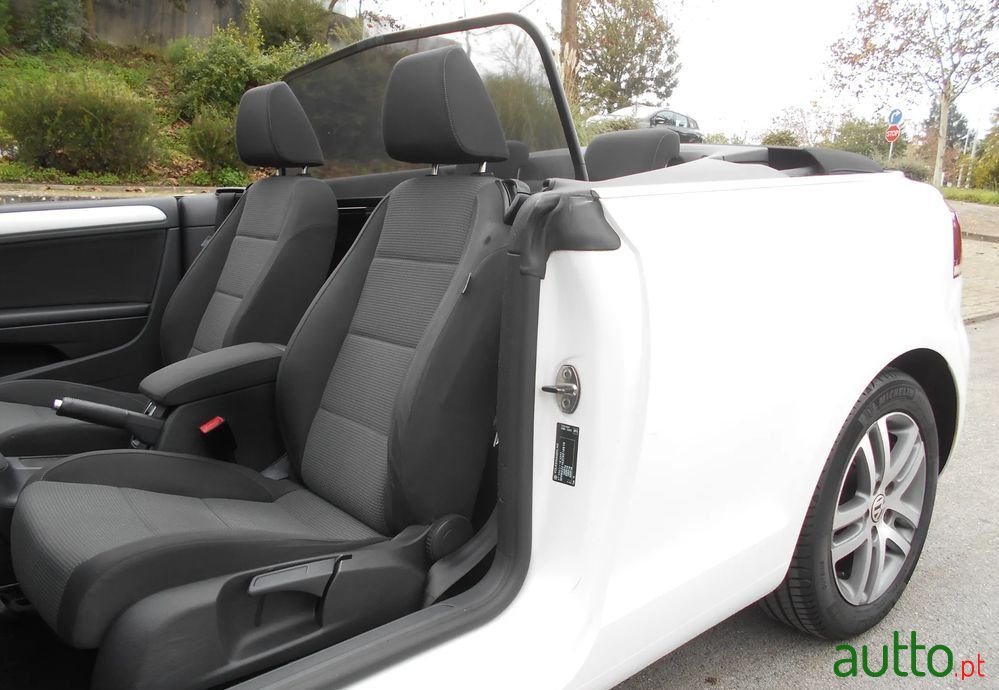 2012' Volkswagen Golf 1.6 Tdi Bluemotion photo #6