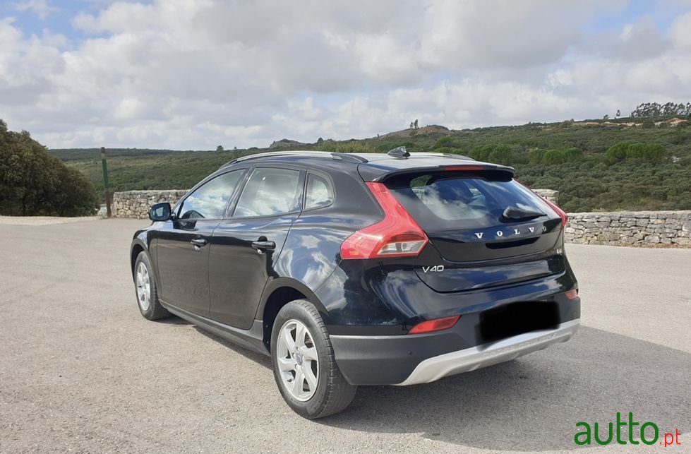 2015' Volvo V40 Cross Country photo #1