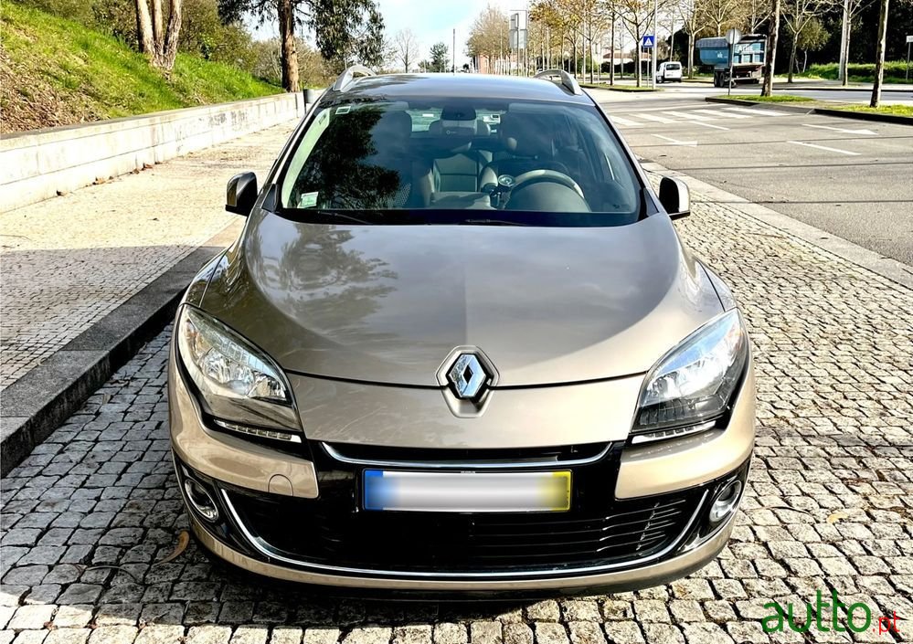 2012' Renault Megane Sport Tourer photo #3