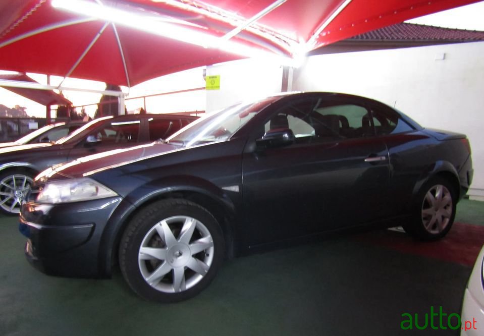 2008' Renault Megane photo #2