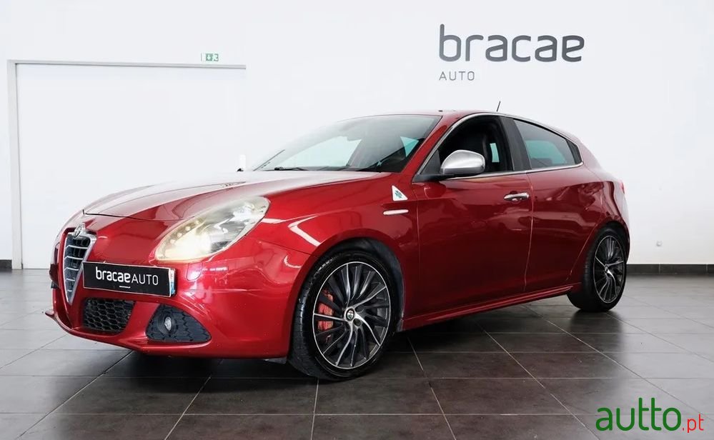 2011' Alfa Romeo Giulietta photo #1