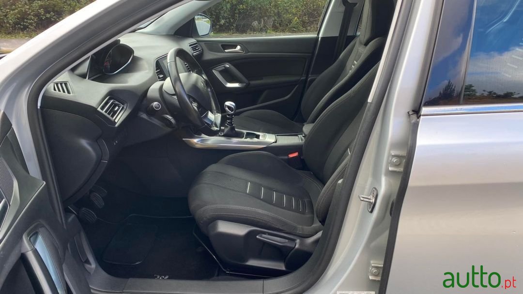 2013' Peugeot 308 photo #6