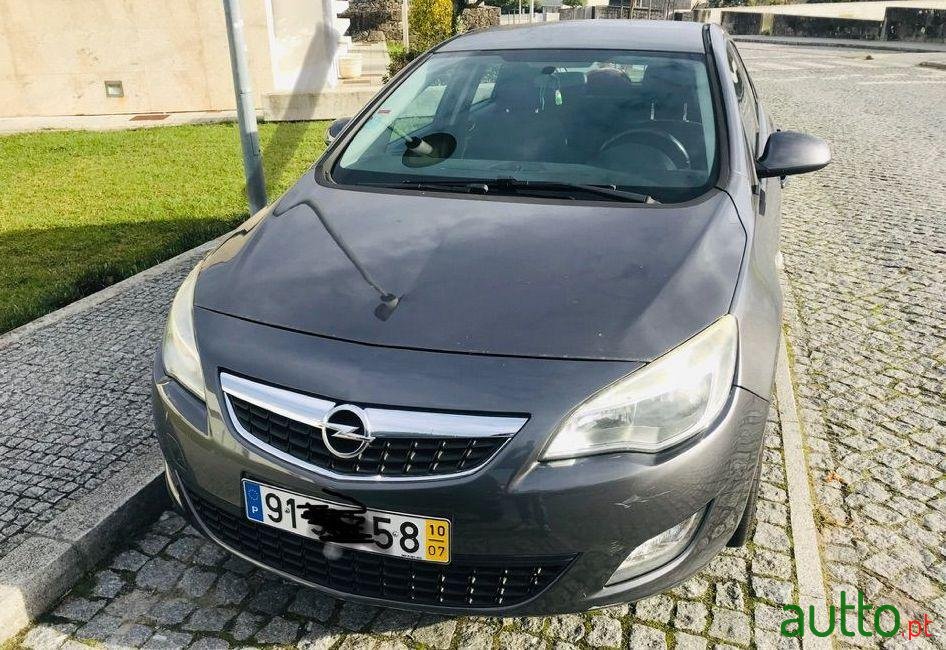 2010' Opel Astra photo #2