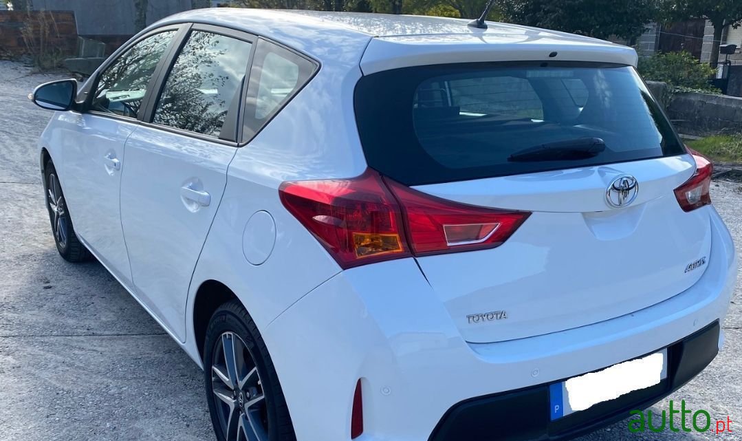 2014' Toyota Auris photo #3