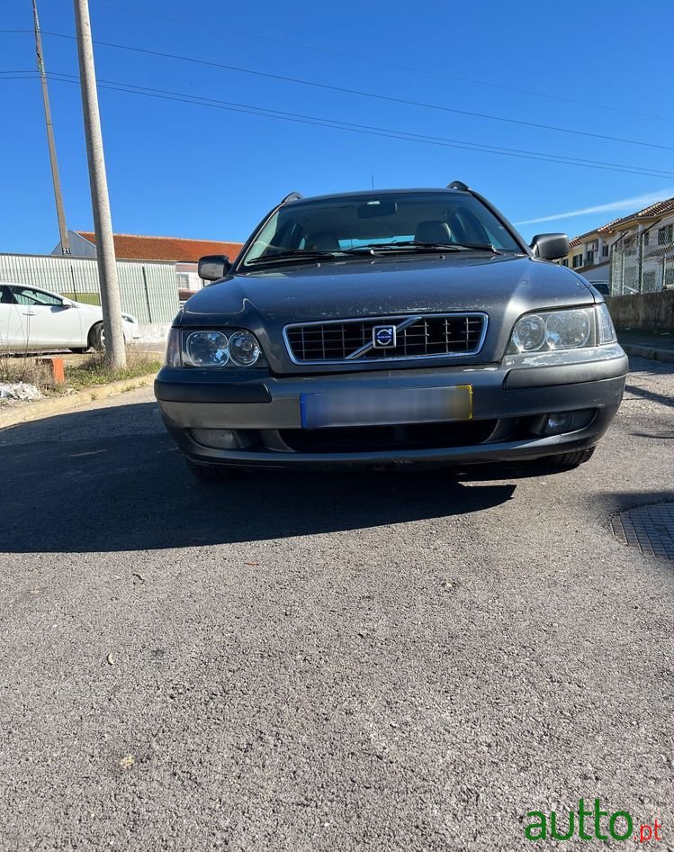 2002' Volvo V40 1.9 D Cr photo #1