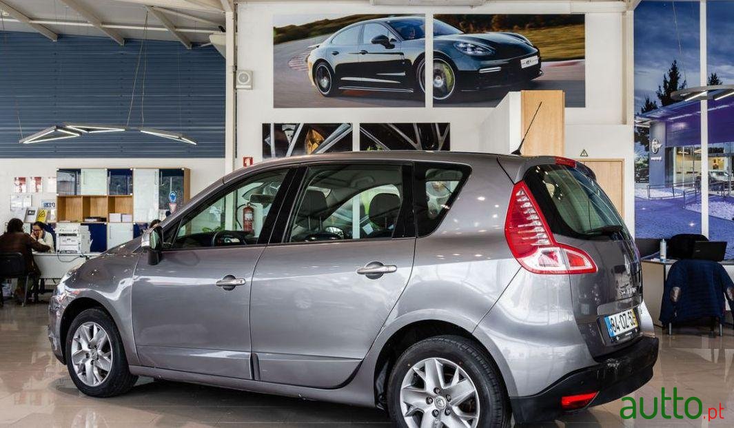 2011' Renault Scenic photo #2