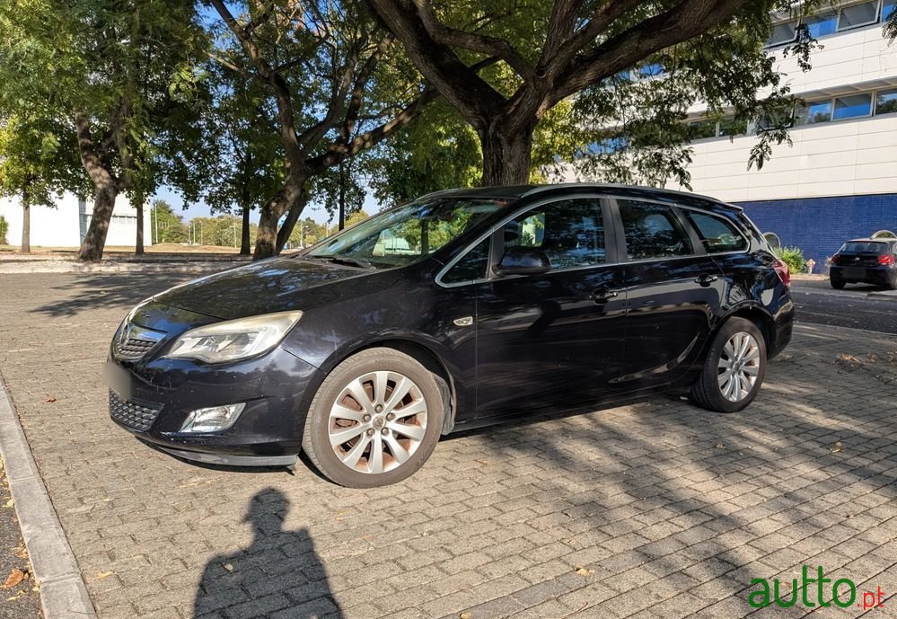 2010' Opel Astra Sports Tourer photo #3