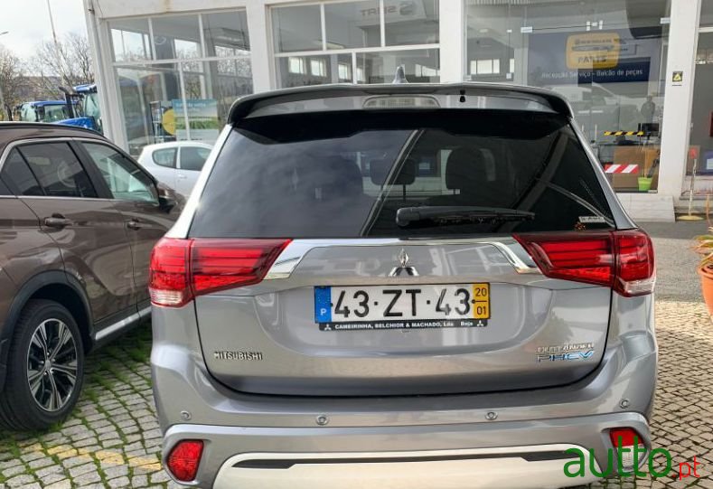 2020' Mitsubishi Outlander photo #3