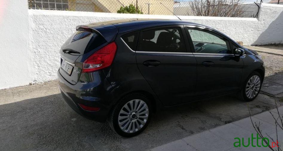 2009' Ford Fiesta Titanium photo #2