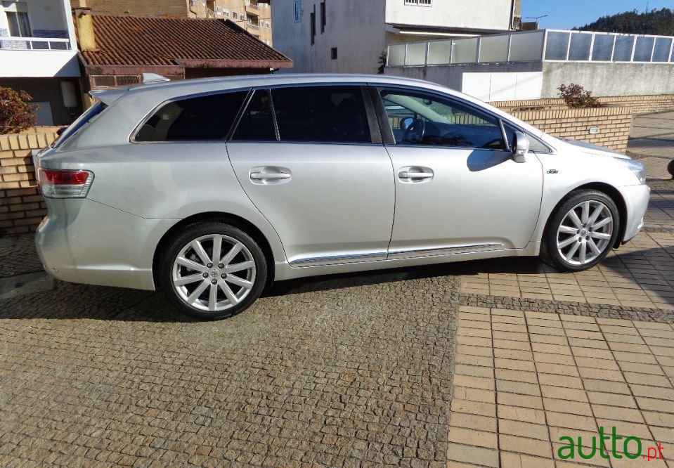 2009' Toyota Avensis Sw photo #3
